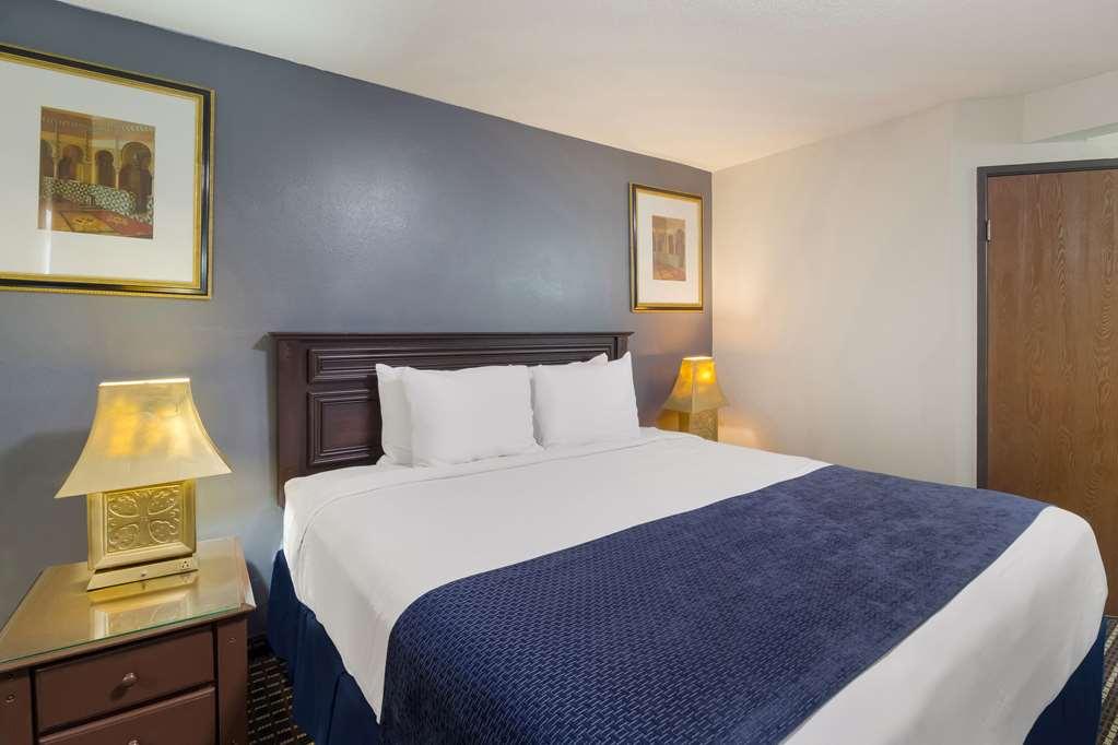 Rodeway Inn Houston North Greenspoint Room photo